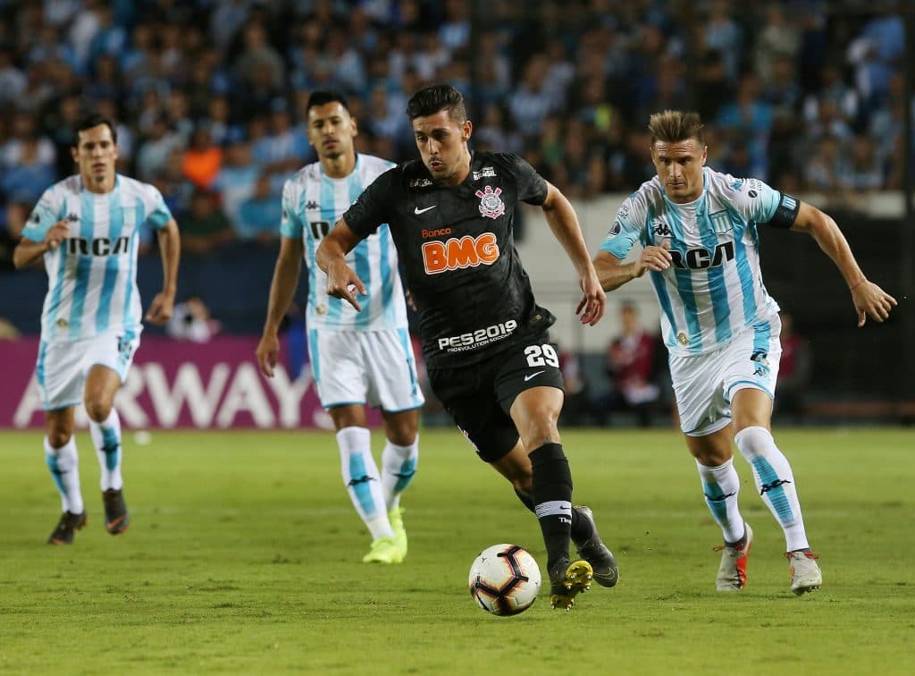 Jogo do Corinthians sobre o Racing (Foto: REUTERS/Agustin Marcarian) Jogo do Corinthians sobre o Racing (Foto: REUTERS/Agustin Marcarian)