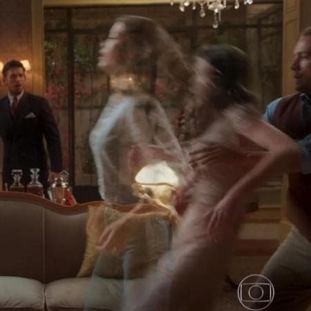 Cris deixa o corpo de Julia em Espelho da Vida (Foto: Divulgação) Cris deixa o corpo de Julia em Espelho da Vida (Foto: Divulgação)