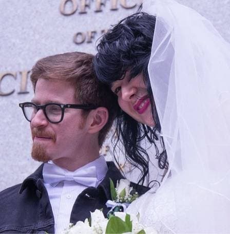 Filha de Lídia Brondi festeja casamento com artista plástico americano Foto: Reprodução/Instagram Filha de Lídia Brondi festeja casamento com artista plástico americano Foto: Reprodução/Instagram