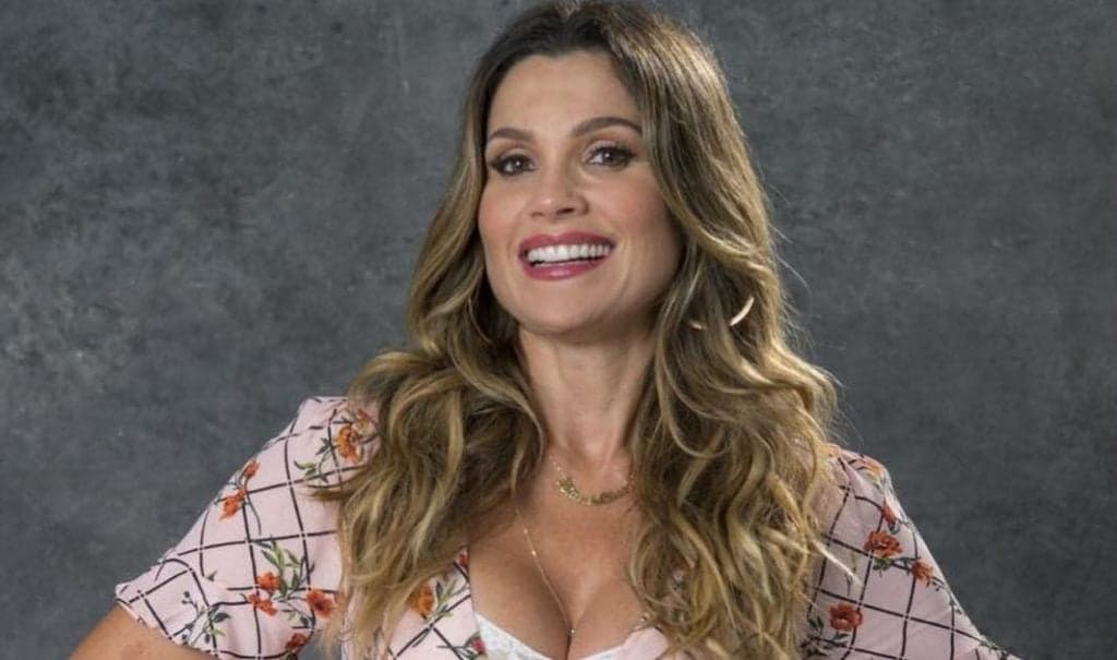 Flávia Alessandra posa de topless, mostra demais e choca com boa forma