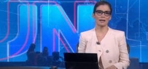 Renata Vasconcellos quase mostra demais no Jornal Nacional (Foto: Reprodução) Renata Vasconcellos quase mostra demais no Jornal Nacional (Foto: Reprodução)