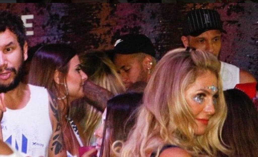 Neymar é flagrado aos beijos com loira apontada como ex-The Voice Brasil Neymar é flagrado aos beijos com loira apontada como ex-The Voice Brasil
