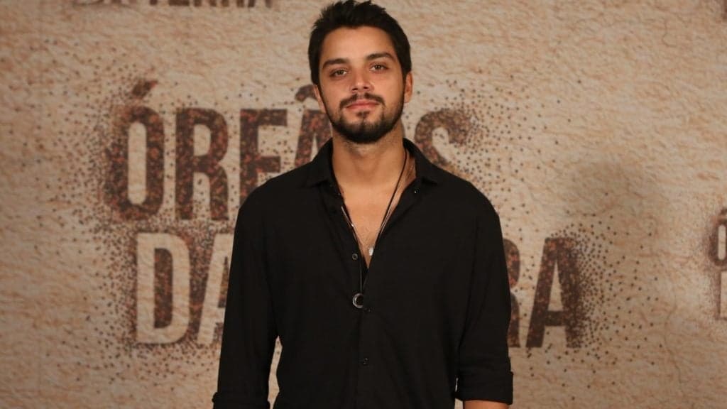 Rodrigo Simas permanece em grupo seleto e renova contrato com a Globo