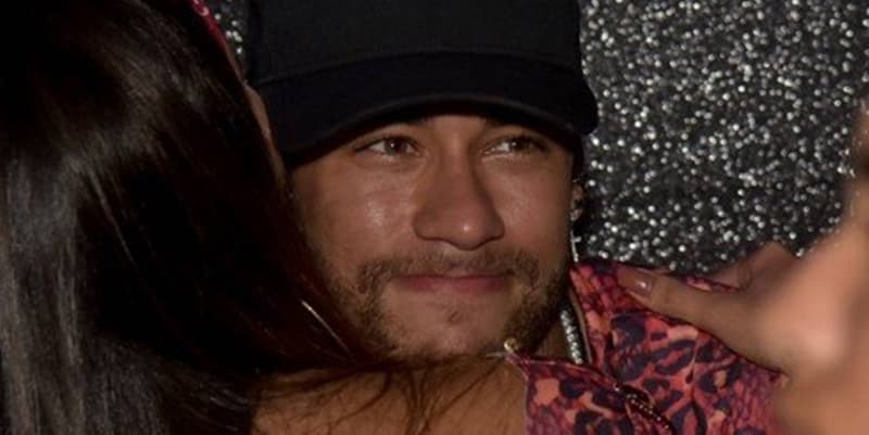 Repórter tenta flagrar Neymar e Anitta juntos, leva esporro de segurança e imagem vem à tona