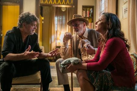 Neide vai aos prantos com roupinha em O Sétimo Guardião (Foto: Raquel Cunha/ Globo/ Divulgação) Neide vai aos prantos com roupinha em O Sétimo Guardião (Foto: Raquel Cunha/ Globo/ Divulgação)