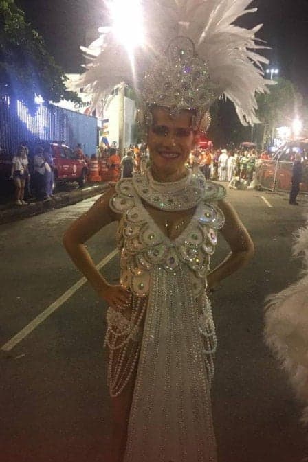 Ingrid Guimarães gravou para novela durante desfile de escola de samba (Foto: Reprodução) Ingrid Guimarães gravou para novela durante desfile de escola de samba (Foto: Reprodução)