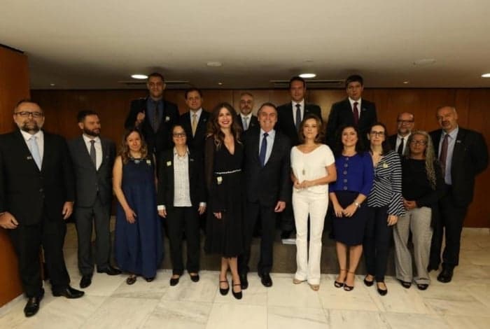 Luciana Gimenez e os jornalistas com Jair Bolsonaro (Foto: Reprodução) Luciana Gimenez e os jornalistas com Jair Bolsonaro (Foto: Reprodução)