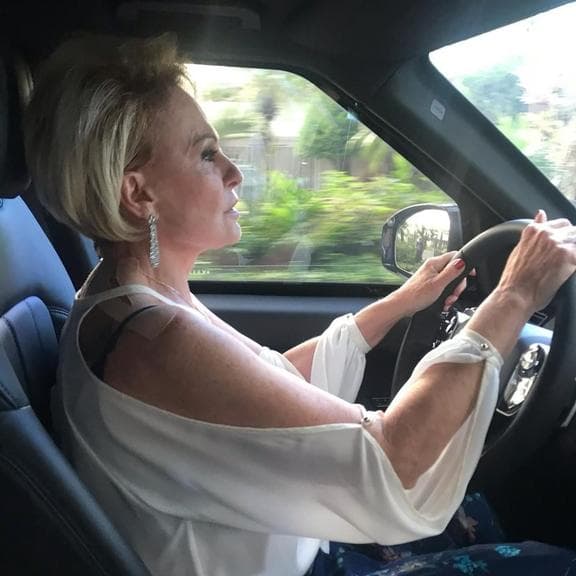 Ana Maria Braga posa em seu novo carro (Foto reprodução) Ana Maria Braga posa em seu novo carro (Foto reprodução)