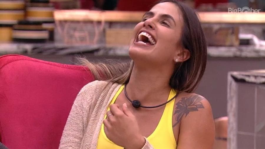 Carol cai no riso após teoria da Rízia no BBB19 (Foto: Reprodução) Carol cai no riso após teoria da Rízia no BBB19 (Foto: Reprodução)