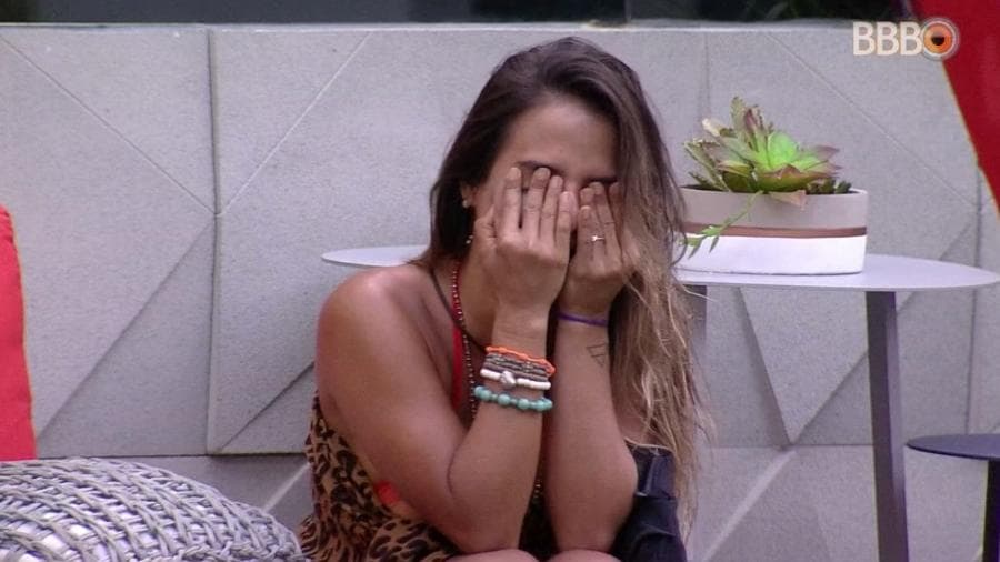 BBB19: Carol Peixinho se descontrola com expulsão de Hariany e tem crise de choro