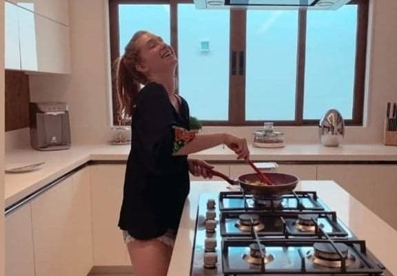 Marina Ruy Barbosa confessa não ser boa "dona de casa" e passa para Xande Negrão as tarefas domésticas: "ele é melhor que eu"
