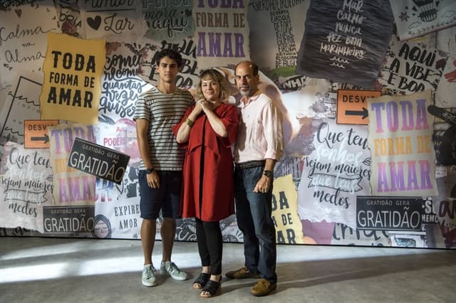 Guga (Pedro Alves), Regina (Karine Teles) e Max (Roberto Bomtempo) (Foto: Globo/Estevam Avellar) Guga (Pedro Alves), Regina (Karine Teles) e Max (Roberto Bomtempo) (Foto: Globo/Estevam Avellar)