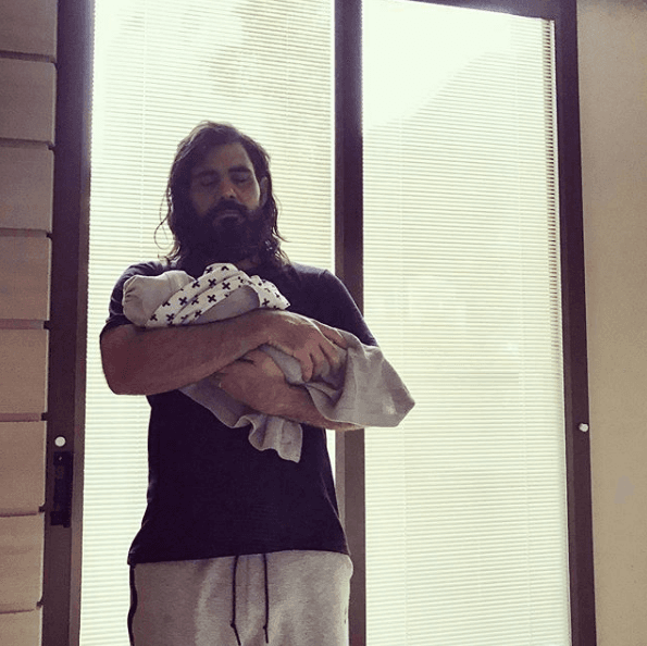 Juliano Cazarré foi flagrado pela esposa com seu pequeno (Foto: Reprodução/ Instagram) Juliano Cazarré foi flagrado pela esposa com seu pequeno (Foto: Reprodução/ Instagram)