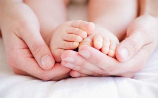 Atriz Manoela choca, dá à luz ao primeiro filho e foto da criança é divulgada