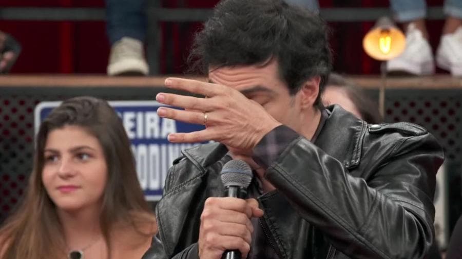 No Altas Horas, Mateus Solano se descontrola, não segura a emoção e vai às lágrimas