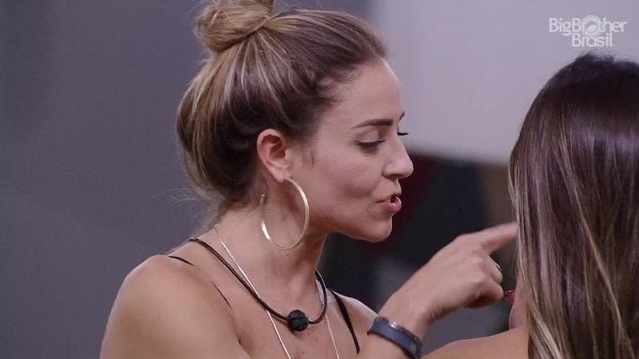 Paula conversa com Hariany no BBB19 (Foto: Reprodução) Paula conversa com Hariany no BBB19 (Foto: Reprodução)