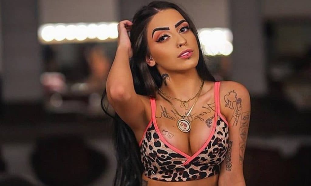 MC Mirella se revolta, abandona show antes do previsto e é vaiada pelo público
