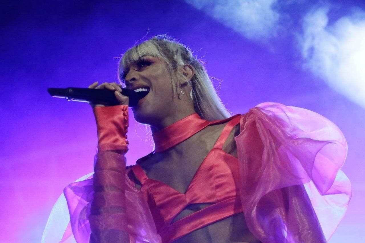 Show de Pabllo Vittar na Virada tem hits dançantes e invasão de fãs no palco (Foto: Reprodução) Show de Pabllo Vittar na Virada tem hits dançantes e invasão de fãs no palco (Foto: Reprodução)
