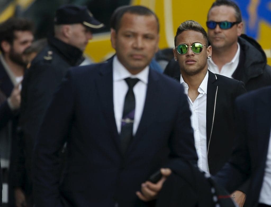 Neymar se recusa a pagar parto do filho, justiça invertem e jogador é obrigado a quitar dívida