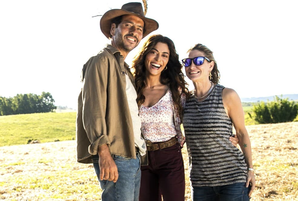 Juliana Paes e a diretora Amora Mautner nos bastidores da novela A Dona do Pedaço Juliana Paes e a diretora Amora Mautner nos bastidores da novela A Dona do Pedaço