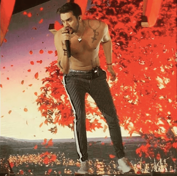 Luan Santana tem atitude radical durante gravação de DVD, tira a roupa e explica: "pensei em desistir" Foto: Reprodução Luan Santana tem atitude radical durante gravação de DVD, tira a roupa e explica: "pensei em desistir" Foto: Reprodução