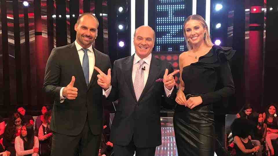 Eduardo Bolsonaro, filho do presidente Bolsonaro foi em um programa da Rede TV e falou Lula (Foto: Reprodução) Eduardo Bolsonaro, filho do presidente Bolsonaro foi em um programa da Rede TV e falou Lula (Foto: Reprodução)
