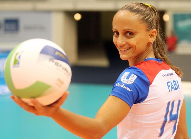 Ex-jogadora de vôlei da seleção brasileira, Fabi Alvim, comemora o seu novo título de mãe junto com sua esposa: "Vivendo um sonho"
