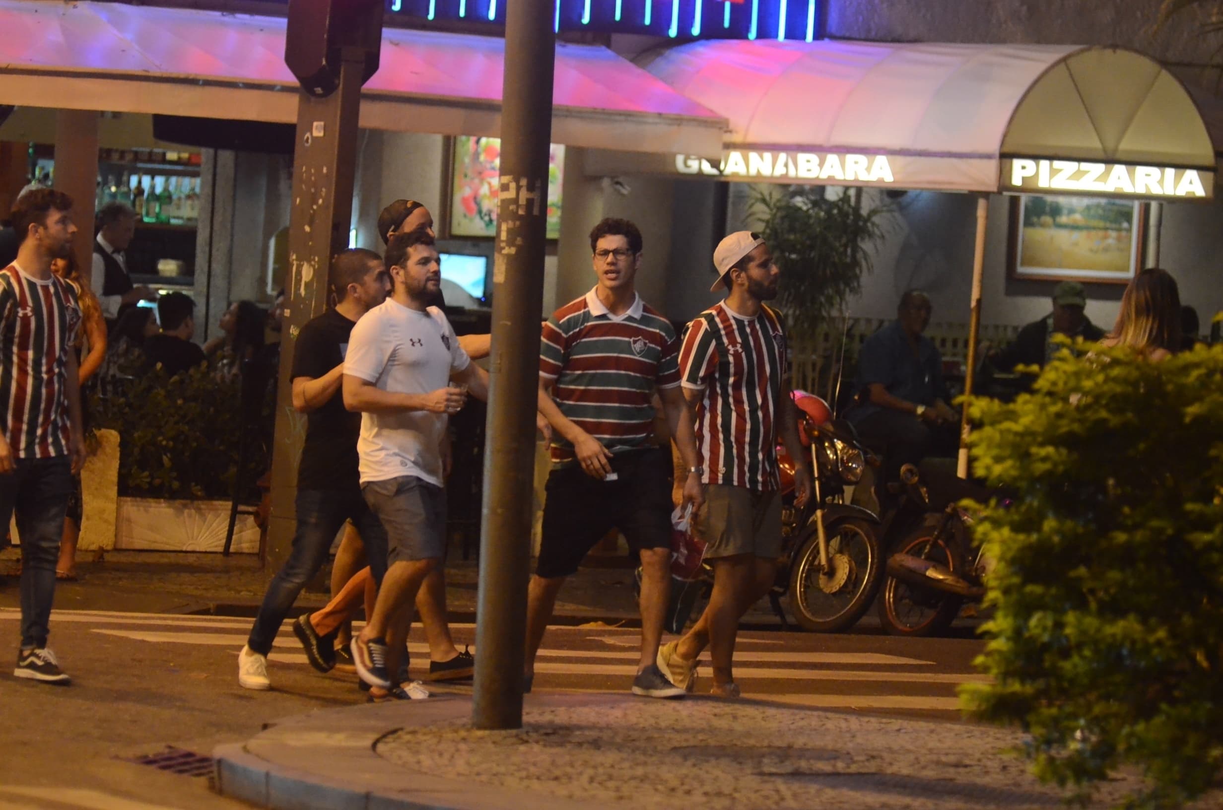 José Loreto cai na farra e vai assistir jogo do Fluminense, quebrando regra de Débora Nascimento (Webert Belicio / AgNews) José Loreto cai na farra e vai assistir jogo do Fluminense, quebrando regra de Débora Nascimento (Webert Belicio / AgNews)