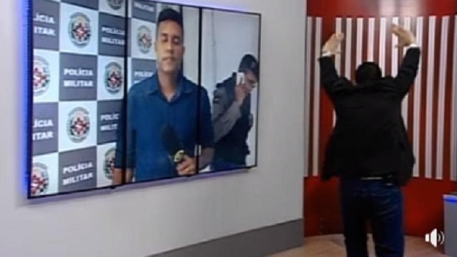 Cenário de TV cai ao vivo e apresentador se assusta: "Está amarrado em nome de Jesus!"