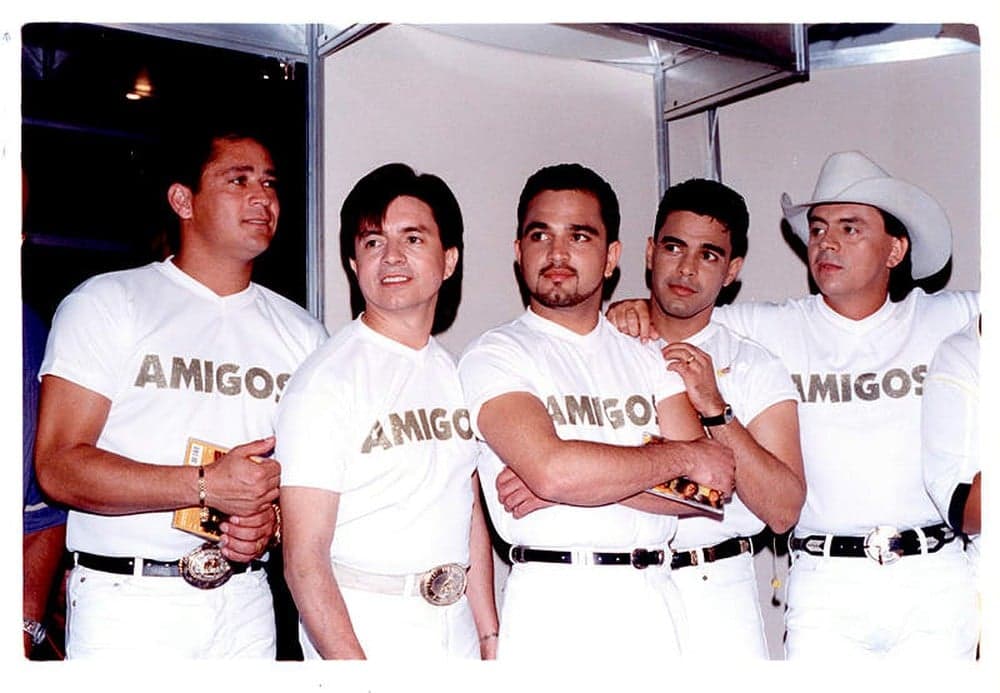 Leonardo, Xororó, Luciano, Zezé Di Camargo e Chitãozinho na primeira edição do show Amigos (Foto: Reprodução) Leonardo, Xororó, Luciano, Zezé Di Camargo e Chitãozinho na primeira edição do show Amigos (Foto: Reprodução)