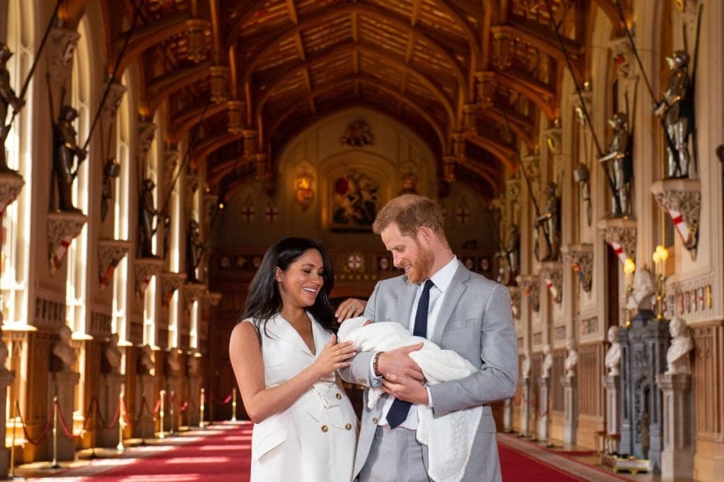 Após nascimento, Meghan Markle e príncipe Harry fazem primeira aparição com o filho