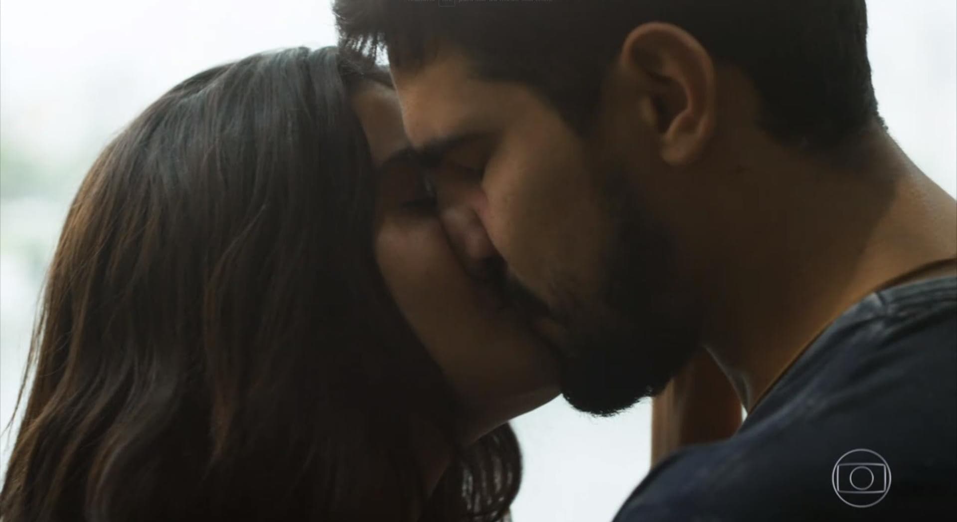 Beijo de Laila (Julia Dalavia) e Jamil (Renato Góes), o casal protagonista de Órfãos da Terra Beijo de Laila (Julia Dalavia) e Jamil (Renato Góes), o casal protagonista de Órfãos da Terra
