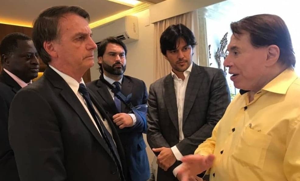 Jair Bolsonaro aterrissa no SBT de helicóptero e foto polêmica com Silvio Santos é divulgada
