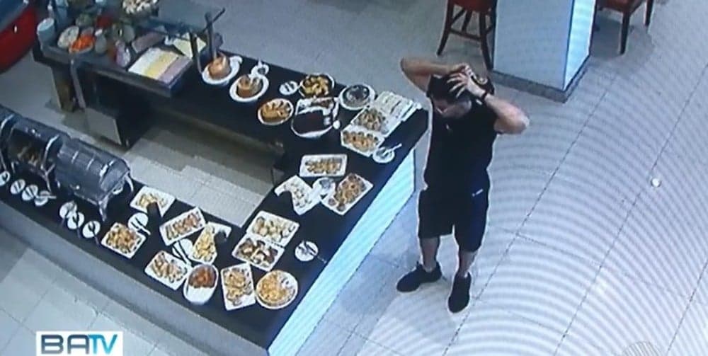 Gabriel Diniz em hotel na Bahia, horas antes de embarcar em avião que acabou caindo em Sergipe — Foto: Reprodução/ TV Bahia Gabriel Diniz em hotel na Bahia, horas antes de embarcar em avião que acabou caindo em Sergipe — Foto: Reprodução/ TV Bahia