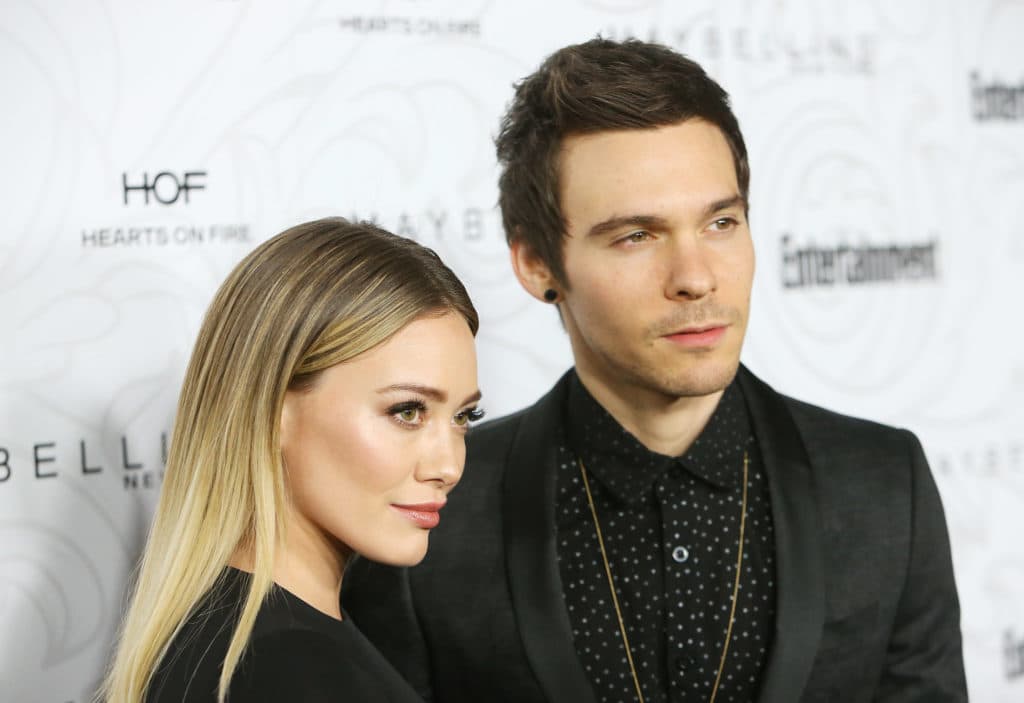 Hilary Duff surpreende e anuncia que ficou noiva de Matthew Koma