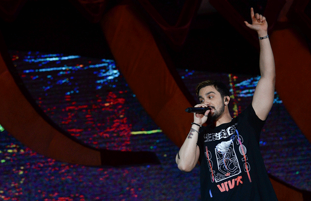 Durante gravação de DVD, Luan Santana passa dos limites, tira a roupa e deixa público perplexo