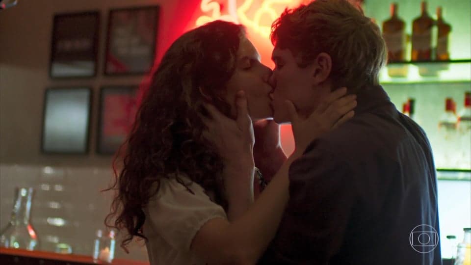 Filipe (Pedro Novaes) não resiste e beija com paixão Rita (Alanis Guillen) em Malhação Toda Forma de Amar Filipe (Pedro Novaes) não resiste e beija com paixão Rita (Alanis Guillen) em Malhação Toda Forma de Amar