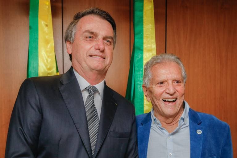 Após detonar a ditadura, Carlos Alberto de Nóbrega tem encontro secreto com Bolsonaro, fala o que pensa na cara dele e presidente rebate
