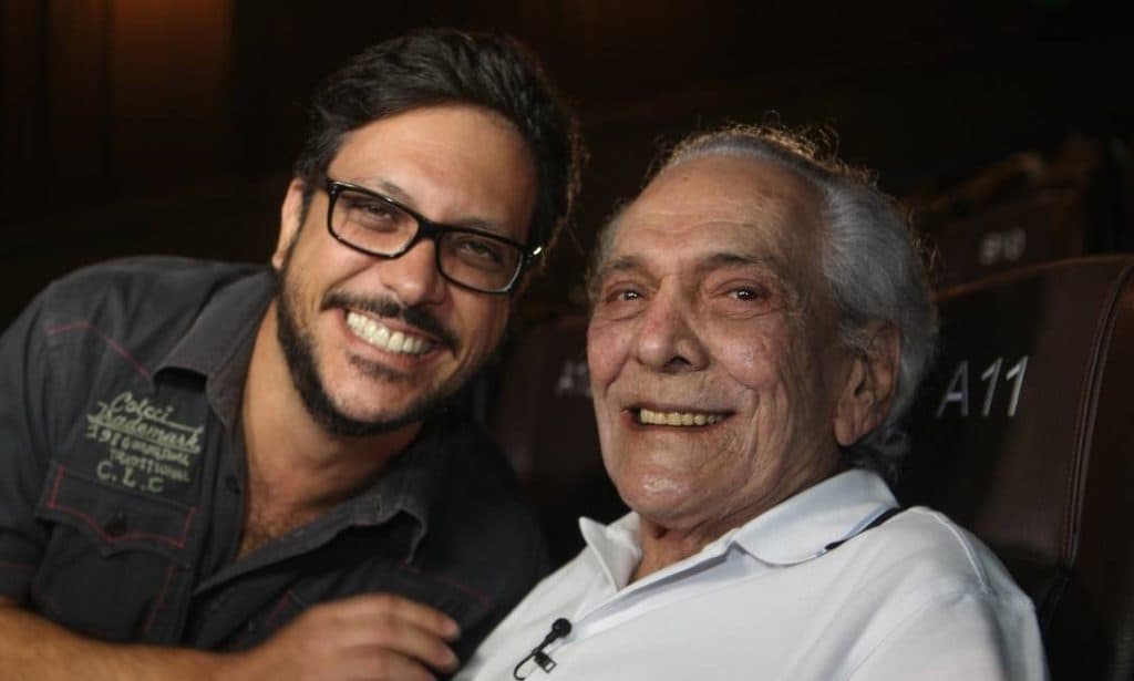 Sob aplausos, corpo de Lúcio Mauro deixa o velório e filho do ator tem ação comovente