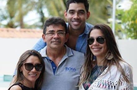 Mãe de Gabriel Diniz tem atitude comovente durante velório do filho morto em tragédia
