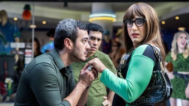 Galdino (Gabriel Godoy) vira Adelaide em Verão 90 (Foto: Raquel Cunha/ Globo/ Divulgação) Galdino (Gabriel Godoy) vira Adelaide em Verão 90 (Foto: Raquel Cunha/ Globo/ Divulgação)