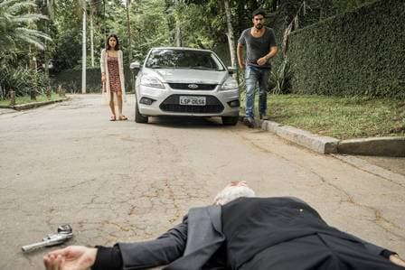 Laila e Jamil vêem Aziz agonizando em Órfãos da Terra (Foto: João Miguel Junior/Rede Globo/Divulgação) Laila e Jamil vêem Aziz agonizando em Órfãos da Terra (Foto: João Miguel Junior/Rede Globo/Divulgação)
