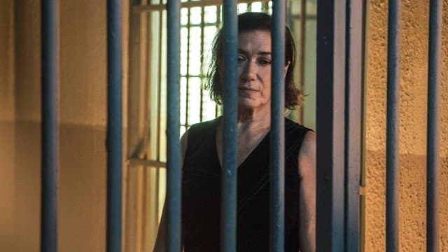 Valentina enjaulada em O Sétimo Guardião (Foto: Estevam Avellar/ Globo/Divulgação) Valentina enjaulada em O Sétimo Guardião (Foto: Estevam Avellar/ Globo/Divulgação)