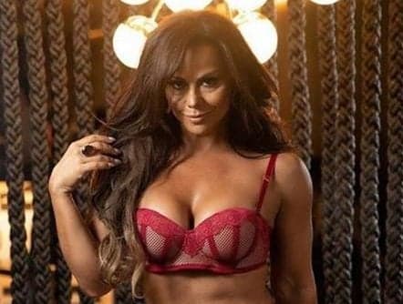 Viviane Araujo surge sensual com o bumbum inteiro à mostra e provoca fãs: "Pode dar zoom"