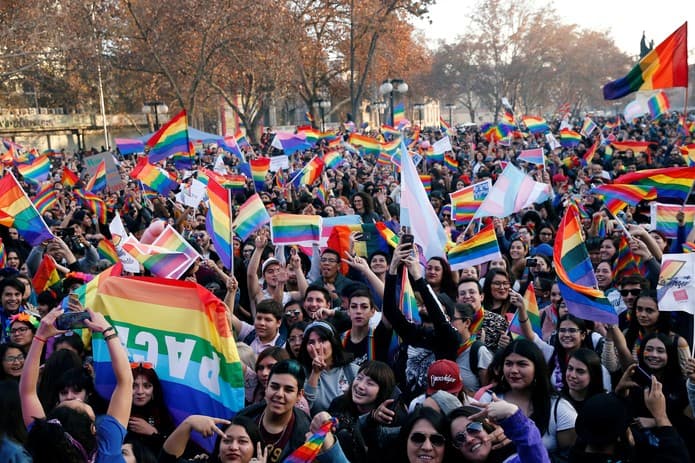 Famoso galã da Globo aparece com homem em parada gay e relação vem à tona