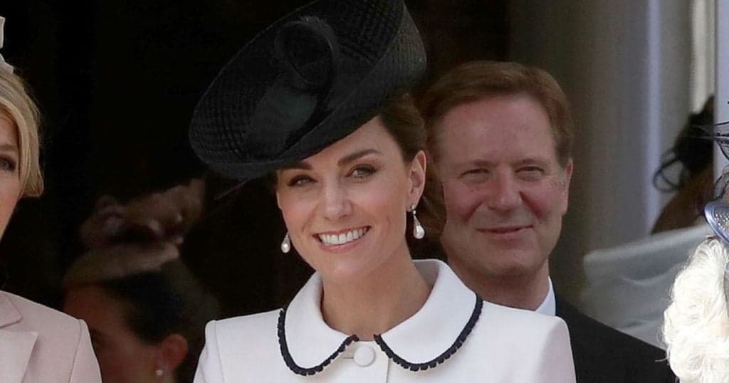 Kate Middleton participa de evento com a rainha após anúncio de separação