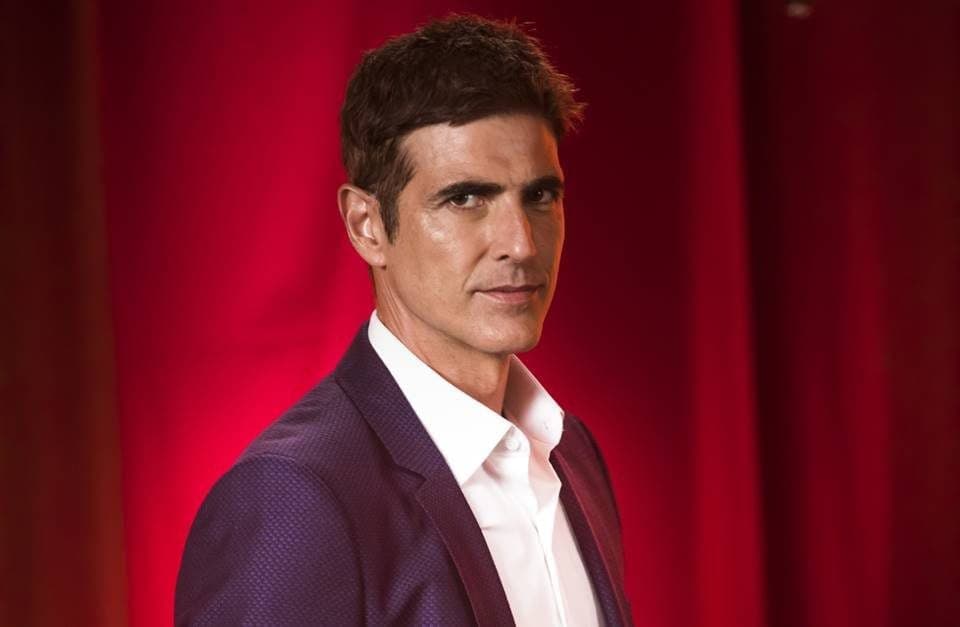 Reynaldo Gianecchini é flagrado em momento íntimo com colegas de elenco e situação é comprometedora