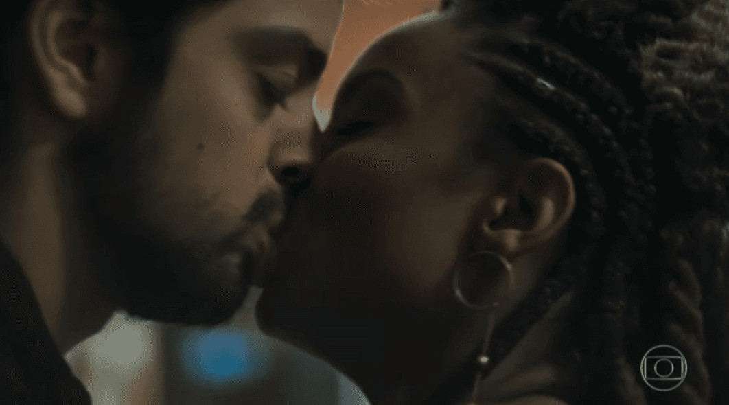 Rodrigo Simas e atriz global se beijaram em Órfãos da Terra (Foto: Reprodução/Globo) Rodrigo Simas e atriz global se beijaram em Órfãos da Terra (Foto: Reprodução/Globo)