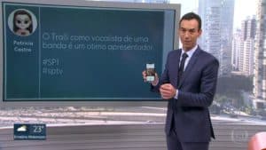 César Tralli exibindo foto de quando era roqueiro na TV - Reprodução/Globo César Tralli exibindo foto de quando era roqueiro na TV - Reprodução/Globo