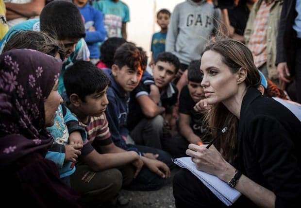 A atriz Angelina Jolie vai praticar uma boa ação n fronteira de Colômbia e Venezuela (Foto: Reprodução) A atriz Angelina Jolie vai praticar uma boa ação n fronteira de Colômbia e Venezuela (Foto: Reprodução)